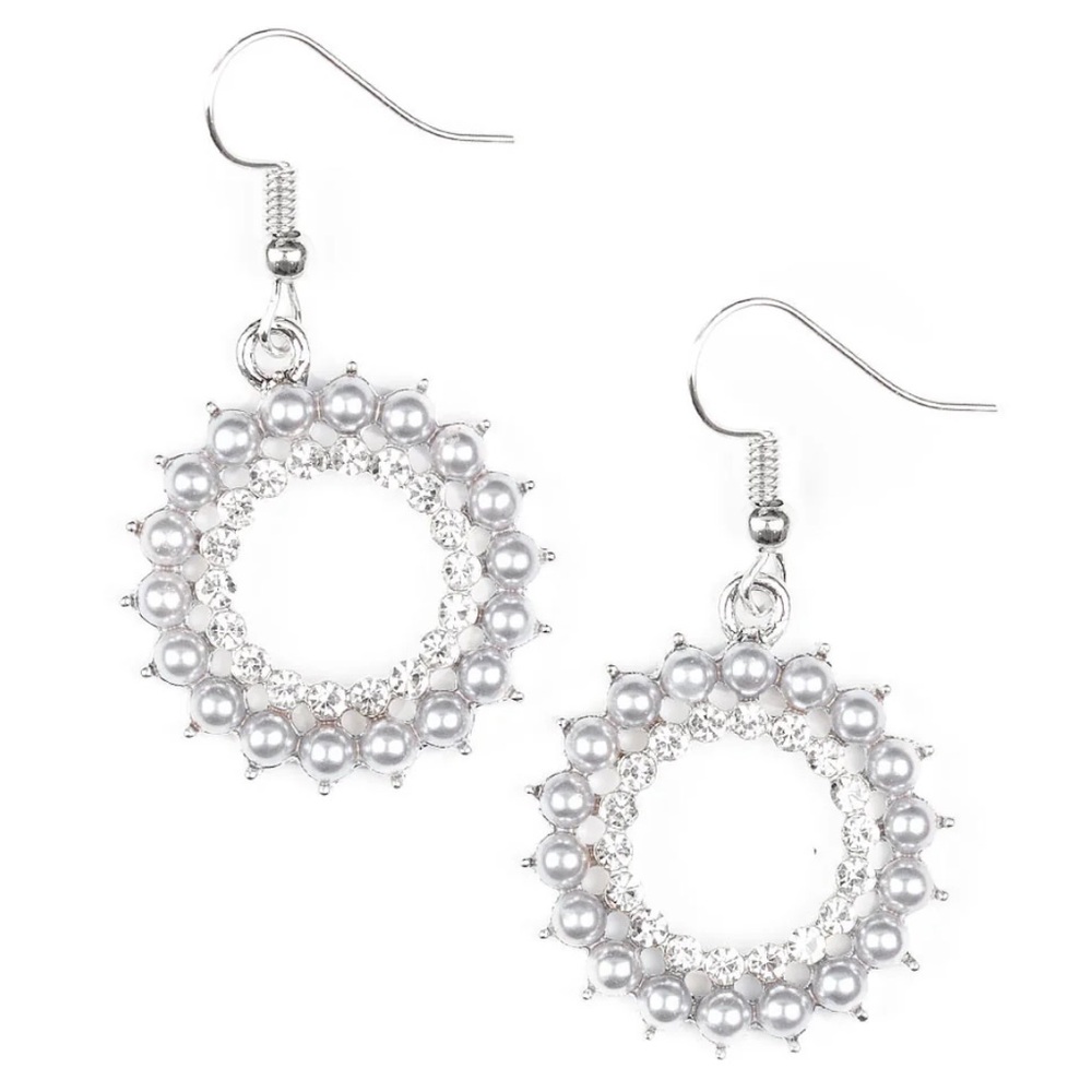 ⚪️🩶⚪️ “WREATHED IN RADIANCE” SILVER EARRINGS ~ PAPARAZZI❗️⚪️🩶⚪️